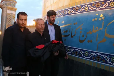 ⁨تعویض پرچم گنبد بارگاه حضرت معصومه(س)