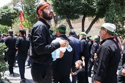 مراسم عزاداری و نماز ظهر عاشورا در اصفهان‎