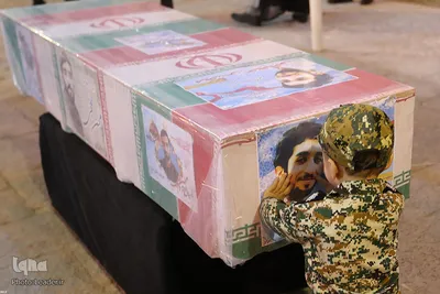 حضور رهبر معظم انقلاب در کنار پیکر شهید حججی