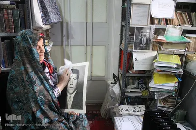 همسر حاج محمدعلی شرف‌الدین و فرزند شیخ محسن شرف‌الدین (از مؤذنان شوشتر) که در مسجد و منزل پذیرای عده زیادی از بانوان محله، همسایه و مناطق مختلف شوشتر در زمینه آموزش قرآن و ادعیه است.
