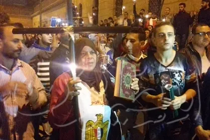 Qahirədə Qibtilərin kilsəsinin qarşısında Quran ucaltdılar