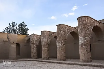 
افراشته فیروزه‌ای؛ مسجد تاریخانه‎‎ دامغان
