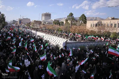 اجتماع بیعت شیرازی ها با سومین رهبر انقلاب