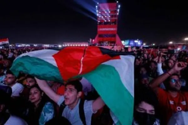 Dünya Kupası taraftarlarına Filistin anısına kol bandı hediye eden Katarlı genç