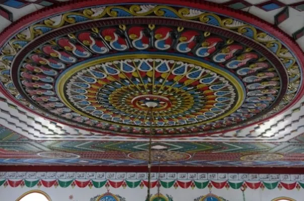Bu cami ahşap süslemeleri ile dikkat çekiyor