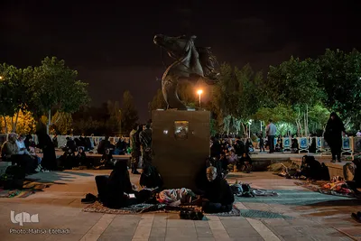 شب قدر اصفهانی‌ها در جوار شهدا و علما