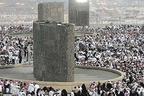 حجاج بیت‌ الحرام عازم رمی جمرات می‌شوند