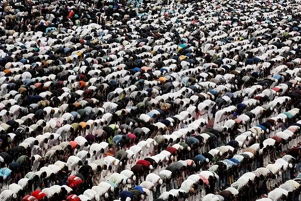 Dünya genelinde Ramazan Bayramı namazlarından kareler