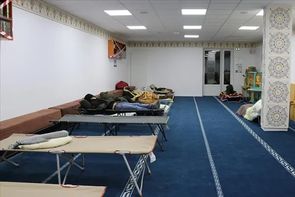 Fransa'da bir cami evsizlere ve sokakta kalanlara kapılarını açtı