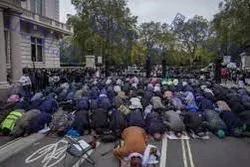Des musulmans britanniques prient devant l'ambassade de France à Londres en protestation contre l'islamophobie