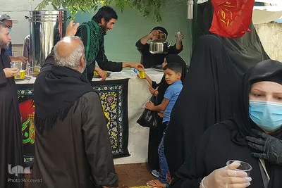 زائرین اربعین حسینی در حرم حضرت عباس(ع)