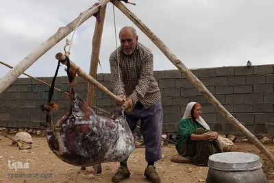 کار مشک‌زدن دستی به خاطر سنگینی آن به نوبت انجام می‌شود. مرد خانه نیز در مشک‌زدن به دو همسر خود کمک می‌کند.