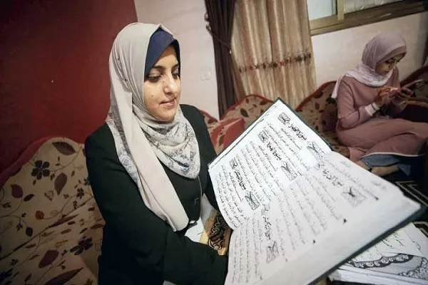 بانوی فلسطینی قرآن را به خط کوفی می‌نویسد
