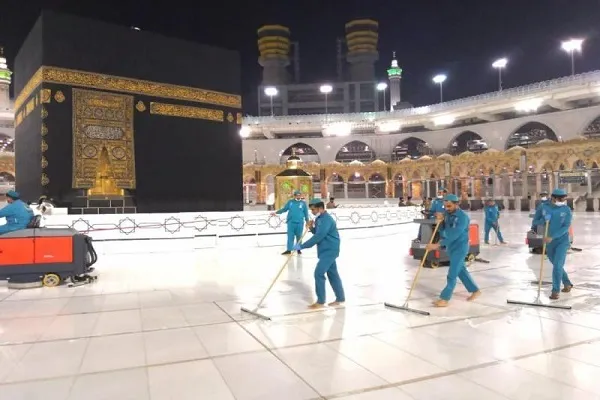 بالصور.. تعقيم المطاف والساحة الخارجية للحرم المكي بعد طواف الإفاضة
