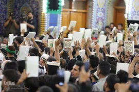 برافراشتن قرآن کریم همزمان با تعویض پرچم گنبد امام حسین(ع)