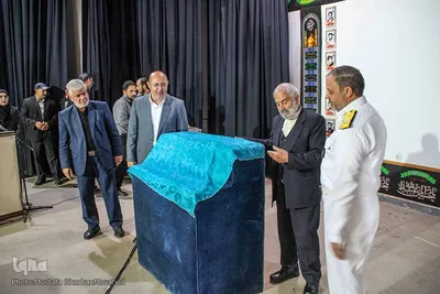 رونمایی از کتاب «قاب سرخ» آلبوم تصاویر مادران و پدران شهید در اهر