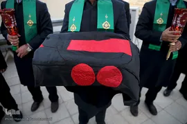 مراسم برافراشته شدن پرچم عزای حسینی بر گنبد آستان مقدس حضرت عبدالعظیم حسنی(ع) در شهر ری