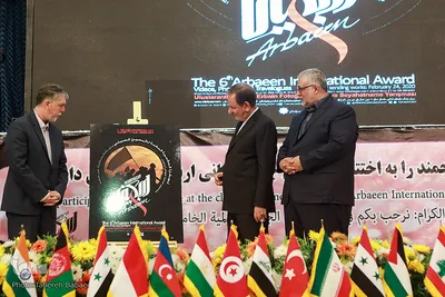 از راست ابوذر ابراهیمی ترکمان، رئیس سازمان فرهنگ و ارتباطات اسلامی، اسحاق جهانگیری، معاون اول رئیس جمهور و سیدعباس صالحی، وزیر فرهنگ و ارشاد اسلامی در اختتامیه پنجمین دوره جایزه جهانی اربعین