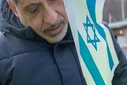 Herausforderung der schwedischen Polizei wegen Verbrennen israelischer Flagge