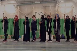 Ang Moske sa England para Magpunung-abala ng mga Libreng Archery Session