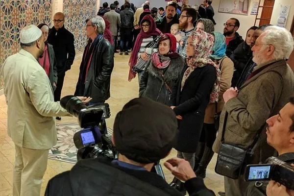 مساجد بريطانيا تفتح أبوابها أمام جميع المواطنين
