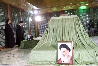 حضور رهبر معظم انقلاب در مرقد مطهر امام راحل و گلزار شهدای بهشت زهرا