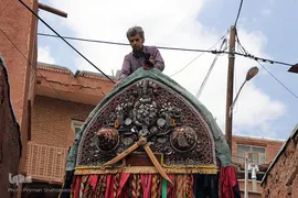 نخل‌گردانی روز عاشورا در روستای ابیانه