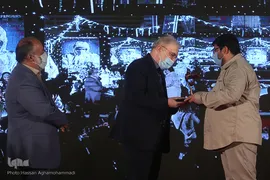 اهدای جایزه ویژه و نشان شانزدهمین جشنواره بین‌المللی فیلم مقاومت به سعید نمکی، وزیر بهداشت، درمان و آموزش پزشکی
