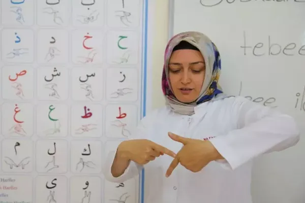 İşitme engelli çocuklar Kur'an-ı Kerim öğreniyor
