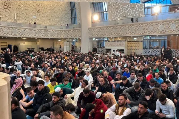 Almanya'da Müslümanlar camilere sığmadı