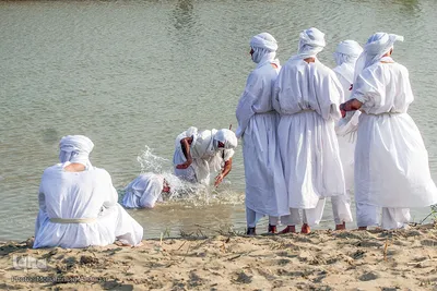 مراسم غسل تعمید منداییان در کنار رودخانه کارون