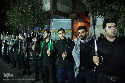 دسته عزاداری شاه حسین گویان در میدان منیریه 