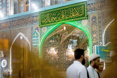 نصب کتیبه های متبرک به نام امام رضا (ع) در حرم مطهر حسینی