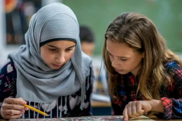 Svezia: tribunale locale revoca divieto del velo islamico a scuola