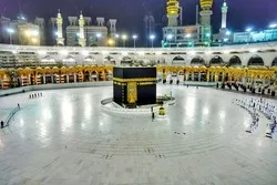 حج میں حجرالاسود اور کعبه کو چومنے پابندی عائد