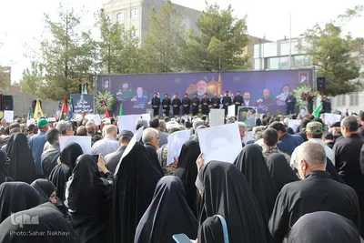 Menschenmassen begleiten Trauerzug für Märtyrer Ayatollah Raisi