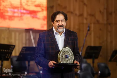 تقدیر از سیدحسام‌الدین سراج، خواننده موسیقی ایرانی در مراسم اختتامیه آیین ملی «چله عشق»