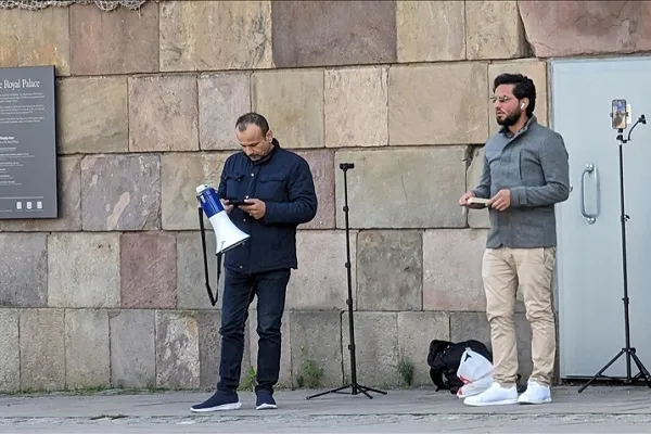 İsveç'te parlamento binası önünde Kur'an-ı Kerim'e yönelik saldırı