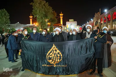 لاله گردانی خدام حرم شاهچراغ (ع) در شب اربعین حسینی