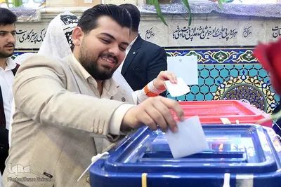 حضور زوج‌های جوان یزدی در پای صندوق‌ رأی‎