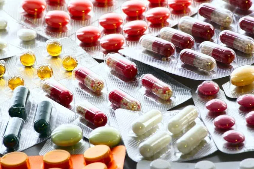 استمرار تولید دارو برای رفع نیازهای مردم/ عمده مواد اولیه دارو؛ تولید داخل
