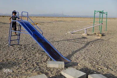 توزیع ۳۰۰بسته معیشتی اقلام ضروری مواد غذایی «هم نمک» میان خانواده های بی بضاعت و محروم روستاهای جازموریان، در جنوب کرمان