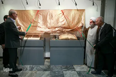 از راست آذرتاش آذرنوش، حجت الاسلام والمسلمین محمد نقدی و علی‌اشرف صادقی در مراسم رونمایی از قرآن زعفرانی
