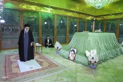حضور رهبر معظم انقلاب در حرم مطهر حضرت امام خمینی(ره)
