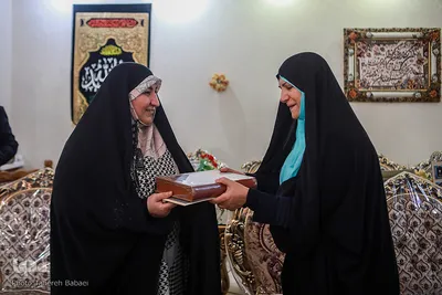 تقدیر از زهرا ناظری توسط مریم حاج‌عبدالباقی، عضو هیئت اندیشه‌ورز و استاد دانشگاه