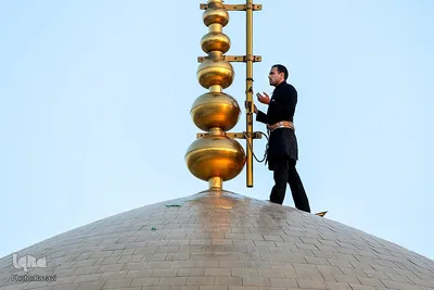 مراسم تعویض پرچم گنبد مطهر حرم امام رضا(علیه‌السلام)