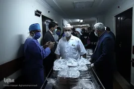 اهدای غذای حضرتی امام رضا(ع) به بیماران کرونایی و کادر درمانی بیمارستان خانواده نزاجا
