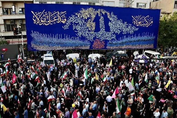 بعثت هنرمندان و ادیبان در خیابان انقلاب