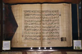 از دیگر آثار بسیار ارزشمند در این موزه، قرآنی به وزن ۱۲۰ کیلوگرم در ۵۸۷ صفحه به خط نسخ همراه ترجمه آیات به خط نستعلیق بوده که جلد آن چوبی و دارای روکشی از جنس چرم به رنگ قهوه‌ای و با سر طبل است که به‌عنوان لایه محافظ قسمت جلو اوراق کتاب، کاربرد دارد و متعلق به دوره قاجاری است.

