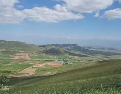 طبیعت بهاری ارتفاعات سامبران در جاده اهر